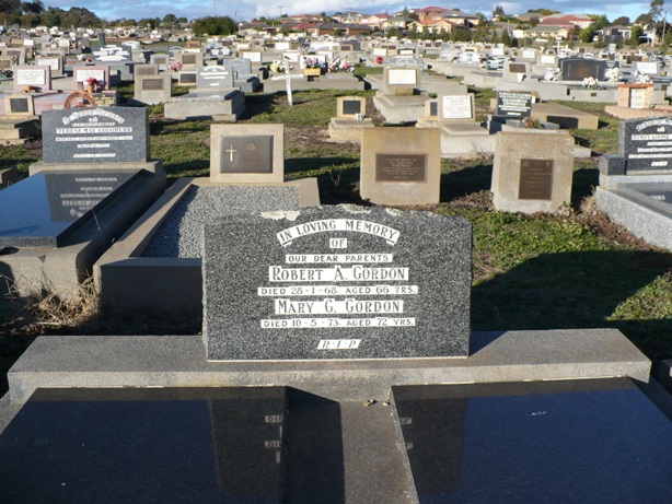 Headstone Bert and Gena Gordon