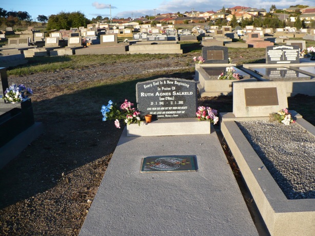 Headstone Ruth Salkeld